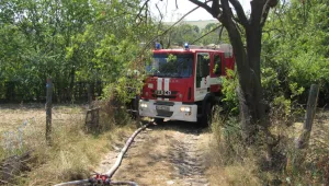 Пожар гори край промишлената зона на Бургас