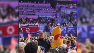Делегацията на Северна Корея в Париж - „изправена на нокти“ при вида на задаващия се Ким Чен-ун (ВИДЕО)