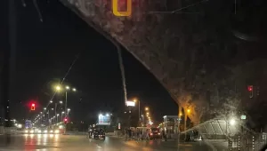 Катастрофа до метростанция в София: Автомобил се удари в асансьор