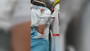 Дръжка от чадър се заби в крака на млада жена на плаж в Гърция