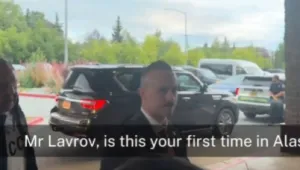 Сергей Лавров се появи в Аляска с блуза с надпис 