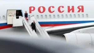 Екипът на Путин със серия подигравки преди срещата с Тръмп – сервирали киевски котлети в самолета