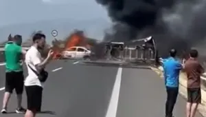 Трима души изгоряха в автомобила си след удар с камион в Гърция 