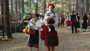 Магията „Жеравна“: Хора от цяла България се стекоха на Фестивала на народната носия