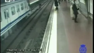 Мъж бе спасен секунда преди да бъде прегазен от влак в мадридското метро