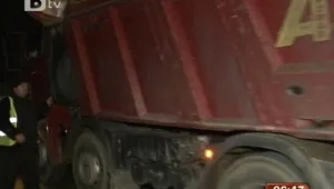 Камион с царевица се вряза в къща в Добричко