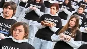 Протест с мъртви животни в ръцете