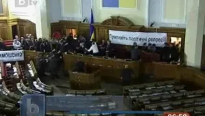 Масово сбиване в украинския парламент 