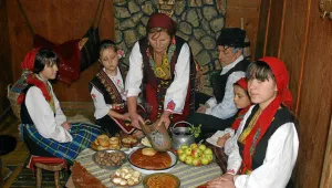 Стани нине, господине, че ти идем добри гости*