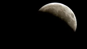 Сто минути пълно лунно затъмнение