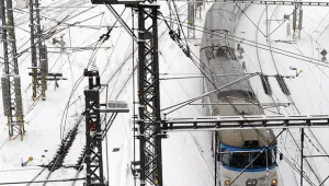 Повреда остави 400 души блокирани в два влака   