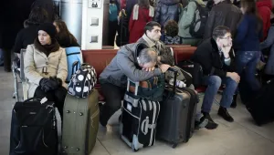 200 души посрещнаха Коледа в чакалнята на парижко летище 