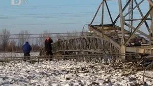 Крадци на кабели събориха осемтонен електрически стълб