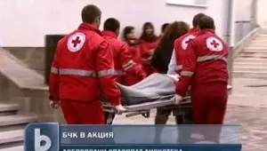 Доброволци спасяват тийнейджъри от горяща дискотека   