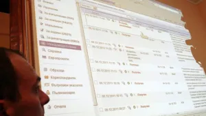Държавни чиновници минават под зоркото око на премиера