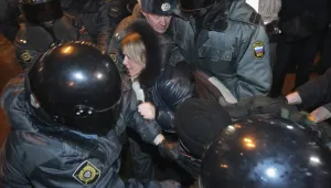Хаос в центъра на Москва - запалителни бомби и арести