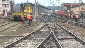 В Мездра ремонтират релсите по време на стачката 