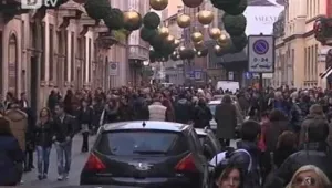 Коледен дух завладява закъсала Италия