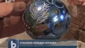Пет жени превръщат стъклена тръба в красива коледна топка 