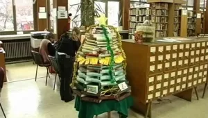 Библиотекари подредиха елха от книги 