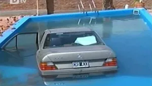 Жена се изкъпа в басейн... заедно с колата си