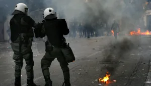 Оръжието на полицай бе откраднато по време на протест в Гърция 