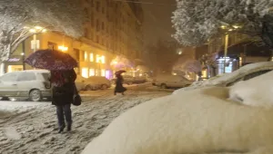 Дъжд и сняг заледяват пътищата в Западна България