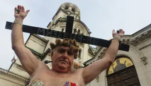 Протест на 200 пенсионери блокира центъра на София