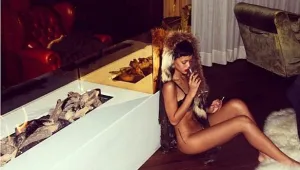 Риана отново обикаля интернет гола