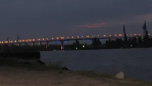 Полицаи спасиха мъж при опит да скочи от Аспаруховия мост