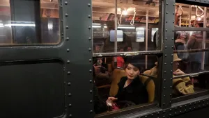 В Ню Йорк задържаха жена, бутнала индиец пред влак в метрото