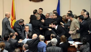 На фона на безредици в и извън парламента Македония прие бюджет 2013
