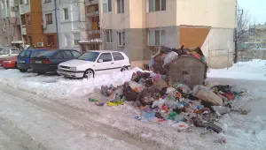 Добрич с преливащи контейнери за смет от седмица
