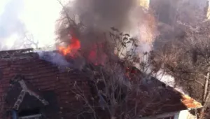 Клошари подпалиха изоставена сграда в центъра на столицата