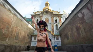 Голи активистки уринираха върху портрети на украинския президент