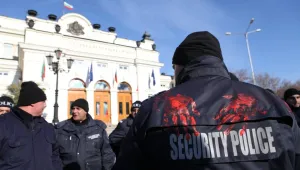 Ръкопляскания и цветя за двете студентки на излизане от ареста