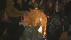 Протестиращи запалиха 3 кофи пред НС