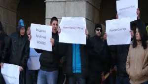 Внушителен брой полицаи пази хасковските общинари от недоволни майки