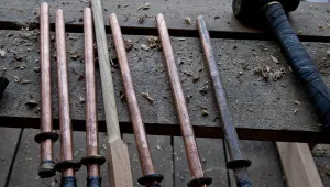 Момче жигосано с пирон от приятеля на майка си