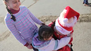 И бежанците посрещат Коледа - затворени в лагери, далеч от роднини