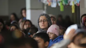 Бежанци получават вещи отнети в полза на държавата
