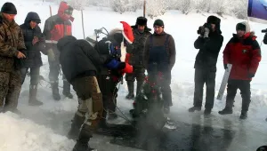 Водолази сложиха елха на дъното на р. Лена