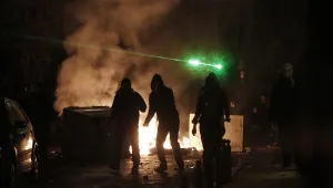 Гръцки анархисти подпалиха автомобили и влязоха в сблъсъци с полицията