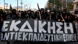 Бурни протести в Атина прераснаха в сблъсъци с полицията (ВИДЕО)