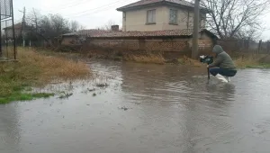 Хората в Съединение се борят сами с последиците от потопа