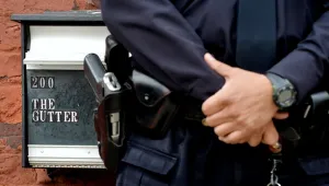 Полицай застреля мъж, наръгал еврейски студент в синагога