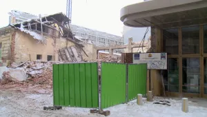 Строители пробиха дупка в стената на Зала България