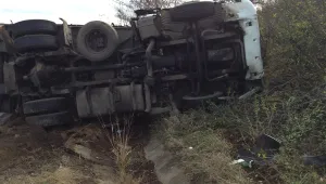 Турски ТИР разпиля химия край Полски Тръмбеш