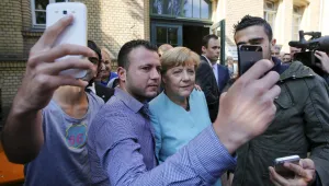 Сирийският бежанец, направил си селфи с Меркел, ще съди 