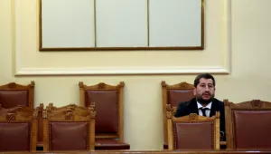 След спорна поправка в Конституцията - министерска оставка (ОБЗОР)